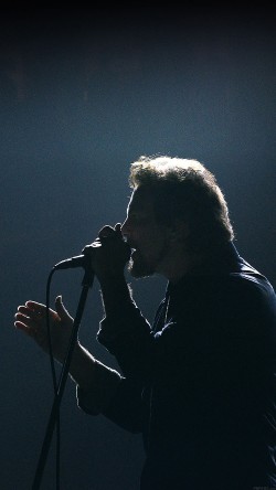 ha37-pearl-jam-singing-music-face