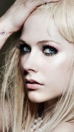hb77-avril-lavigne-singer-songwriter