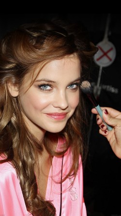 hc78-barbara-palvin-fashion-show-makeup-sexy
