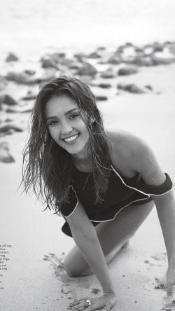hk91-jessica-alba-beach-bw-dark-model-celebrity