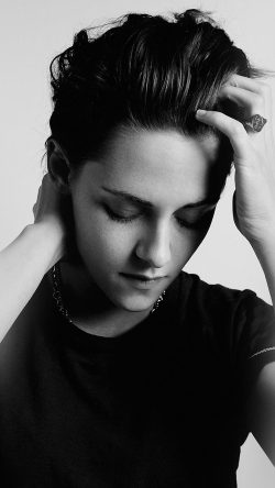 hl35-kristen-stewart-bw-dark-celebrity