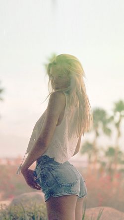 hm49-alexis-ren-summer-girl-beach-flare