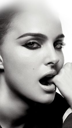 ho30-natalie-portman-bw-dark-film-girl