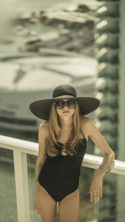 hp69-cara-delevingne-model-hotel-summer-girl