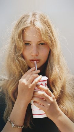 hr59-girl-cola-drink-face-film-jennifer-lawrence