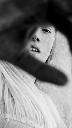hu08-face-girl-hand-bw