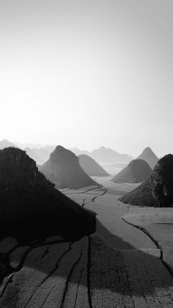 mf02-nature-mountain-high-black-field