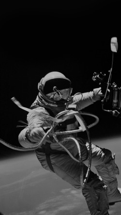 mh72-space-instagram-photo-astronaut-black