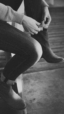 mo31-new-shoe-chelsea-francis-dark-home-art