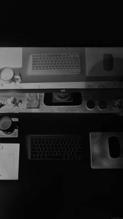 mo40-mac-apple-desk-jeff-sheldon-dark-office