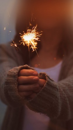 mt10-fire-works-woman-party-nature-city