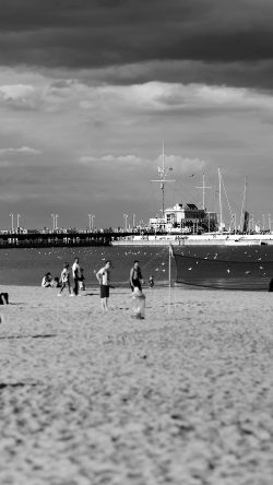 mt97-holiday-people-vacation-port-city-nature-fun-bw