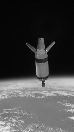 mz03-space-blue-odyssey-shuttle-earth-bw-dark
