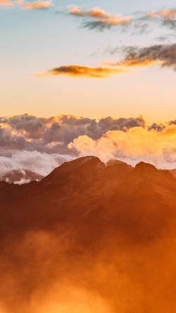 na81-red-mountain-morning-fog-sky