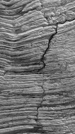 nm38-earthview-river-texture-nature-rock-bw-dark